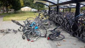 Fietsen bij NS station uit  de rekken gehaald